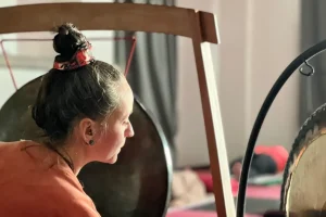 Laura con gongs.